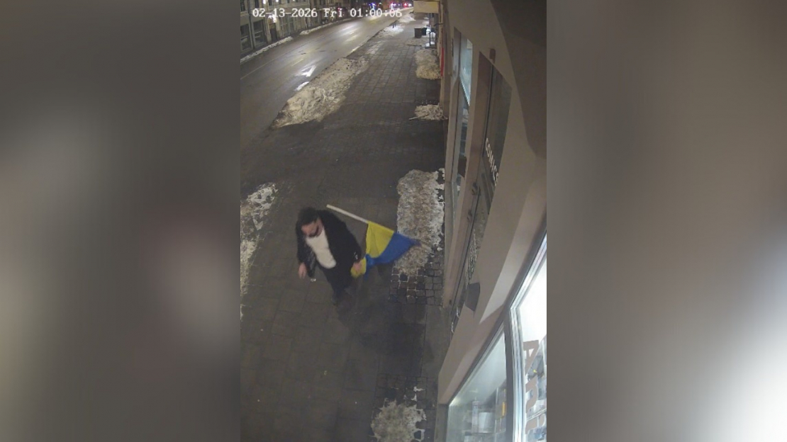 Meklētais vīrietis, kurš sabojāja Ukrainas karogu.