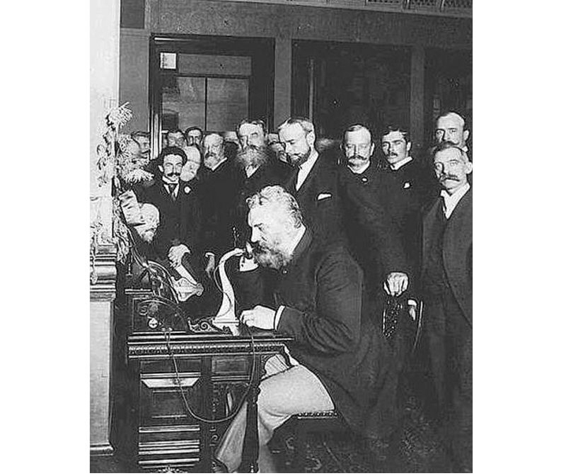 A. G. Bells pie telefona 1892. gadā.
