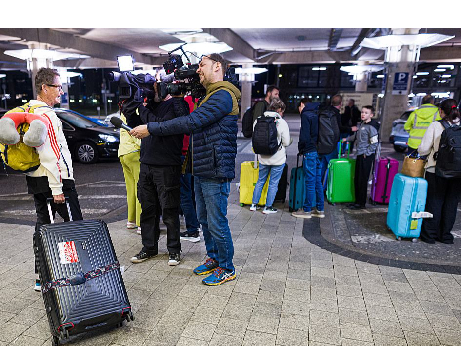 Tūristus, kas atgriežas no Apvienotajiem Arābu Emirātiem, lidostās sagaida ne tikai tuvinieki, bet arī mediji. Attēlā: Hanoveres lidostā Vācijā televīzijas žurnālists iztaujā ceļotāju, kas 7. martā atlidojis no Dubaijas.