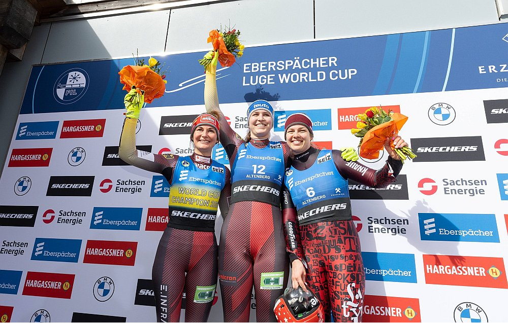 Kendija Aparjode (no labās) uz pjedestāla Pasaules kausa posma pamatsacensībās kāpa pēc četru gadu pārtraukuma, un tikai pēdējie distances metri izšķīra, ka posmā uzvar Merle Frēbele (vidū), bet sezonas summā labākā ir Jūlija Taubica.