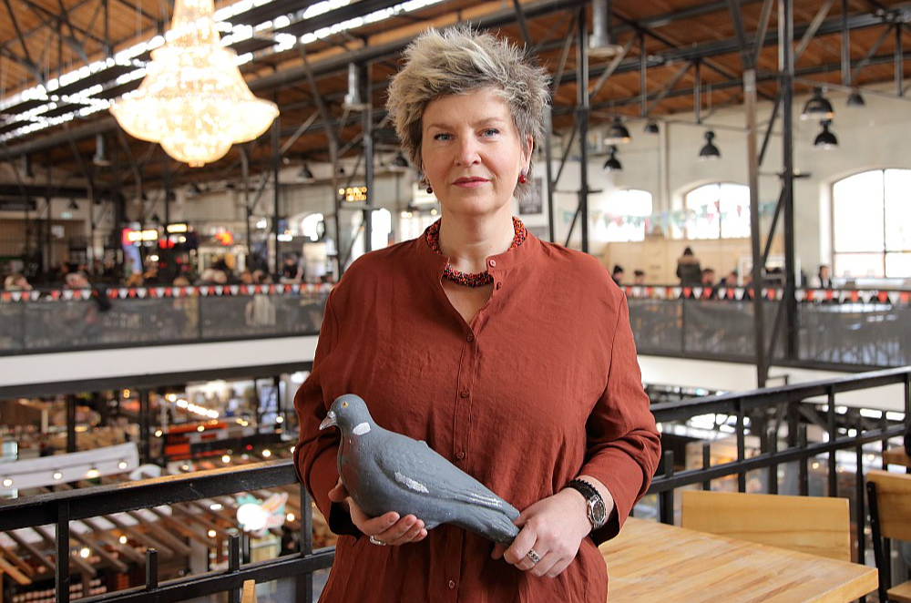 "Jau šovasar digitālais tirgu ceļvedis piedāvās pirmos strukturētos tirgus tūrisma maršrutus Latvijā – apvienojot tirgus ar saimniecību apmeklējumiem, degustācijām un vietējo kultūrvidi. Tas būs nākamais solis ceļā no atsevišķa tirgus apmeklējuma uz apzināti veidotu pieredzi," ir gandarīta Latvijas tirgu attīstības iniciatore Una Meiberga.