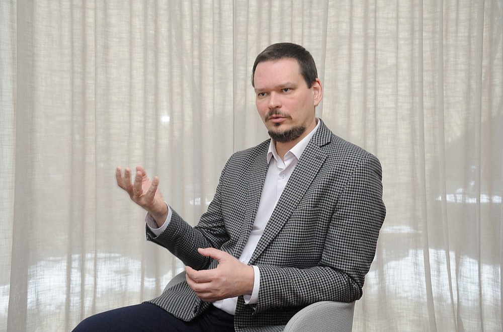 "Datamed" valdes priekšsēdētājs Māris Dreimanis: ""Datamed" panākumi saistīti ar pielāgošanos Latvijas apstākļiem, spēju jau no paša sākuma piedāvāt informācijas apmaiņas funkcijas un izmaksas – salīdzinājumā ar tirgū pieejamajām starptautiskajām sistēmām Latvijas ārstniecības iestādei "Datamed" izmantošana izmaksāja piecas līdz septiņas reizes mazāk."