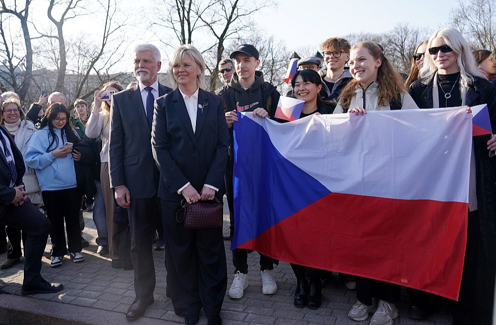 Čehijas prezidents Petrs Pavels ar dzīvesbiedri Evu Pavlovu pēc svinīgās ziedu nolikšanas ceremonijas pie Brīvības pieminekļa Rīgā 10. martā nofotografējās ar jauniešiem.