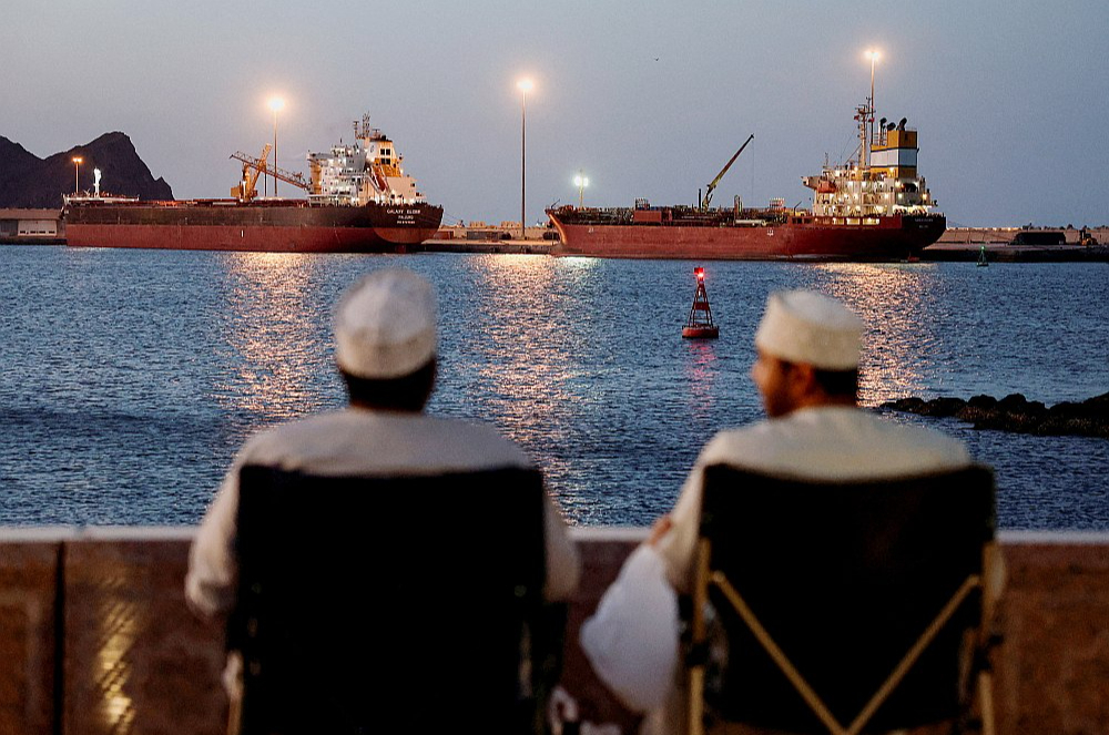 Kuģi Maskatas ostā Omānā. Pie Arābijas pussalas krastiem šobrīd karadarbības beigas gaida ap tūkstotis kuģu.