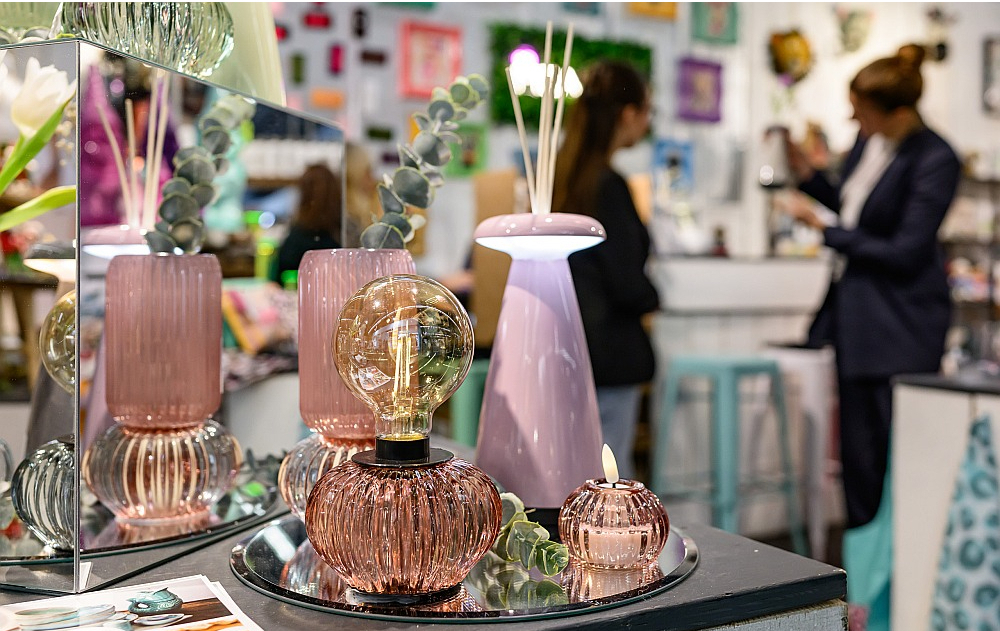 Caurspīdīgums, ēteriskas krāsas apgaismes ķermeņos.