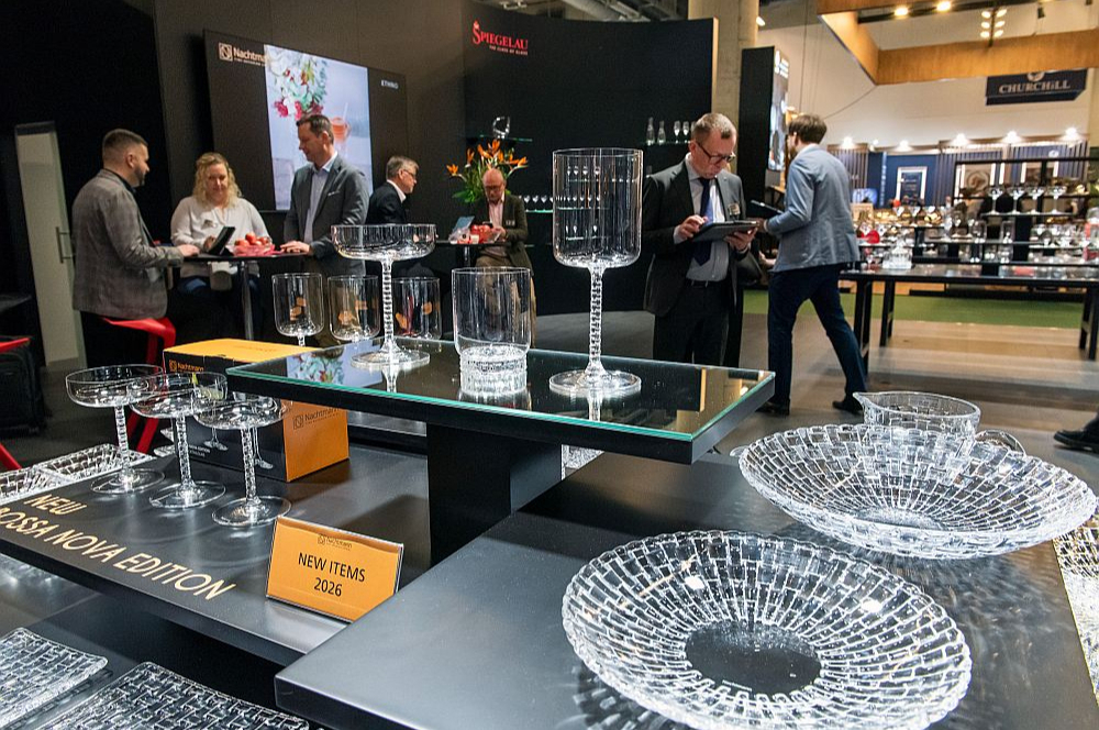 Sudrabainas virsmas stiklā.