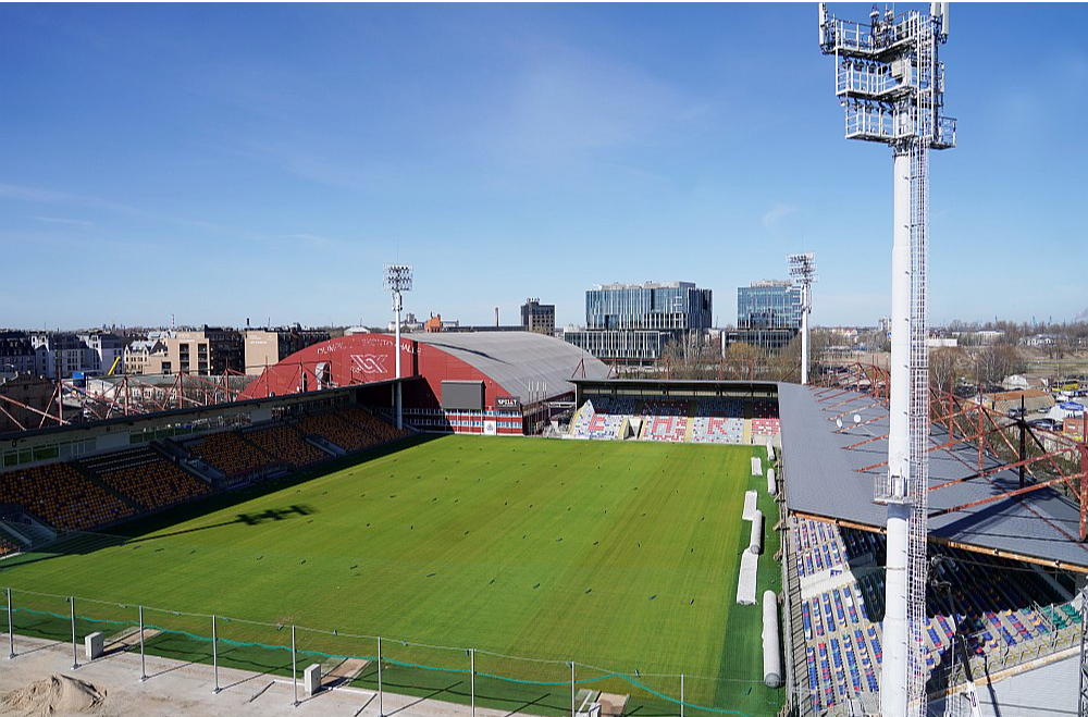 Pēdējos gados aktīvi vērtētas lokācijas Rīgā, kur potenciāli varētu būvēt nacionālo futbola stadionu. Februārī gan Latvijas Futbola federācija parakstīja nodomu protokolu par "Skonto" stadiona iegādi, kas, iespējams, nozīmē, ka šis kļūs par prioritāro variantu. Tomēr šī sāga vēl ir tālu no atrisinājuma, jo nav skaidrības par galveno – naudu.