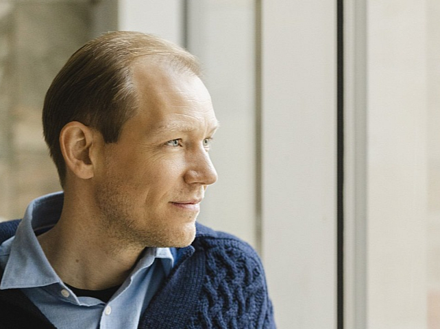 Īru un britu izcelsmes diriģents un pianists Džeimss Šerloks 2025./2026. gada sezonā debitē Dānijas Nacionālajā operā ("Traviata") un Norvēģijas Nacionālajā operā ("Lukrēcija"), pirmoreiz diriģē Tulūzas Nacionālo Kapitolijas orķestri un Orhūsas SO, kā arī atgriežas pie Latvijas Nacionālā simfoniskā orķestra, Odenses SO, Dānijas FO, Athelas Sinfonietta un Dānijas kamerorķestra.