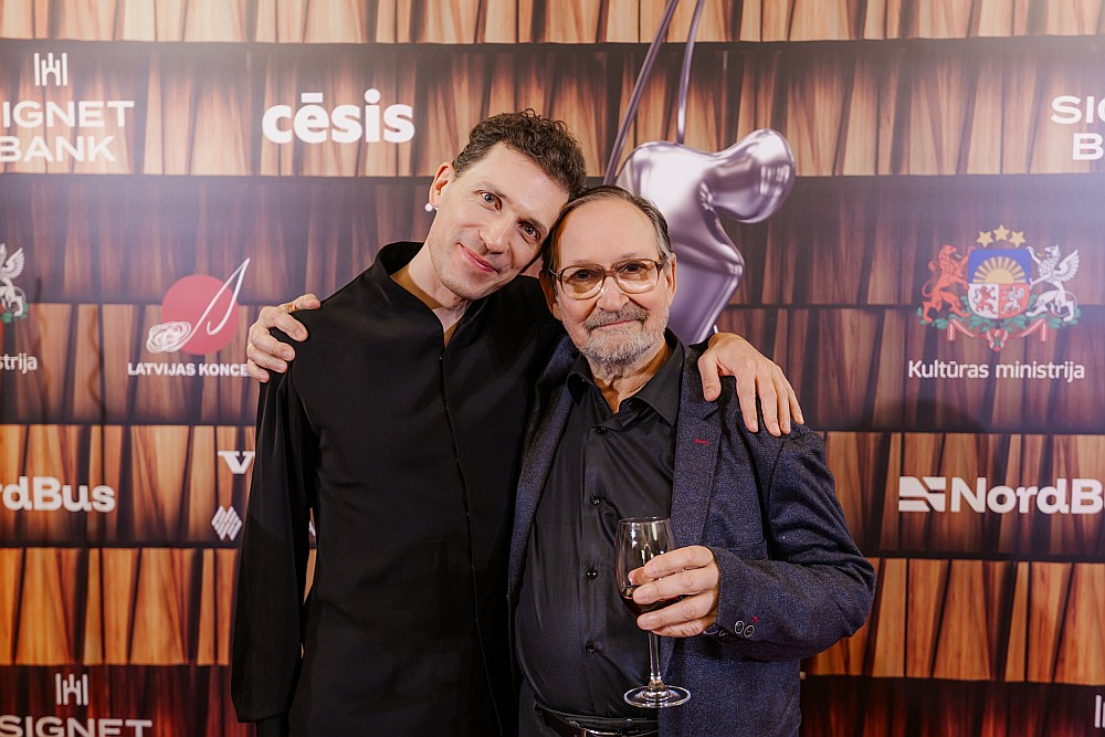 Balvas par mūža ieguldījumu saņēmējs, komponists Georgs Pelēcis (no labās) kopā ar pianistu Reini Zariņu.