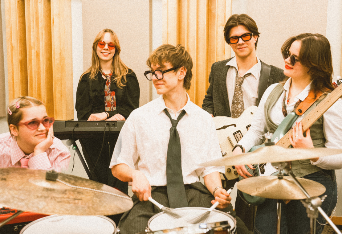 Kočāns Miķelis un muzikāli pavadošā grupa.