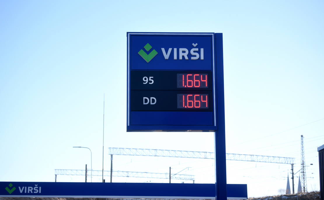 Degvielas cenas "Virši" uzpildes stacijā 2026. gada 4. martā.