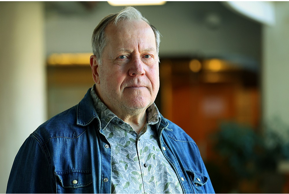 Latvijas Universitātes Medicīnas un dzīvības zinātņu fakultātes Ekoloģijas nodaļas vadošais pētnieks Jānis Priednieks: "Ir apsveicami, ka vēja parki tiek aprīkoti ar putnu automātiskās detekcijas sistēmām, kas sniedz iespēju samazināt, lai arī ne pilnībā novērst putnu bojāeju."