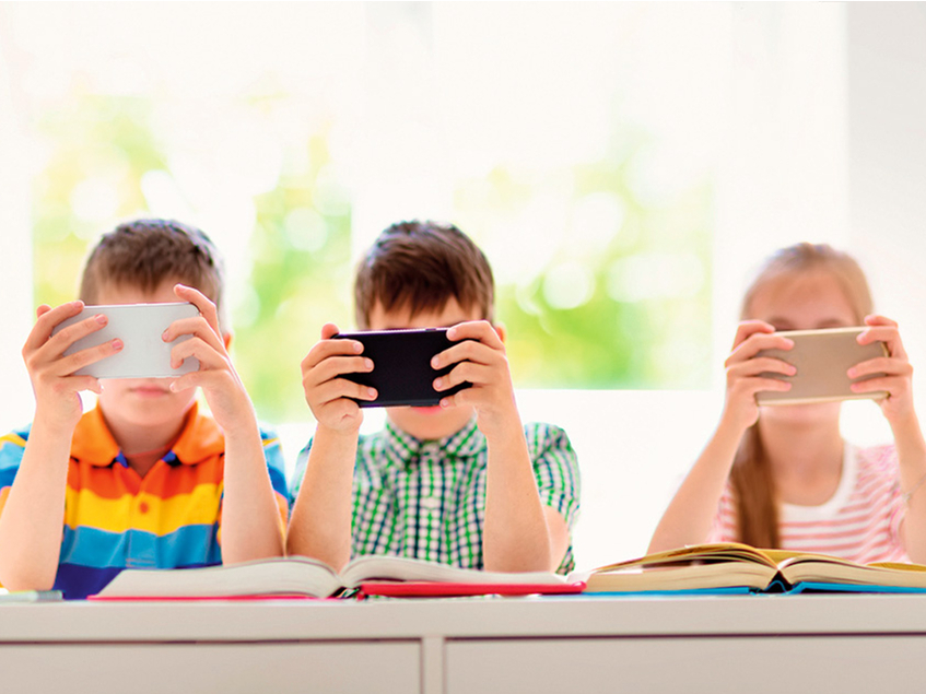 Bērni un viedtālruņi. Ilustratīvs attēls.