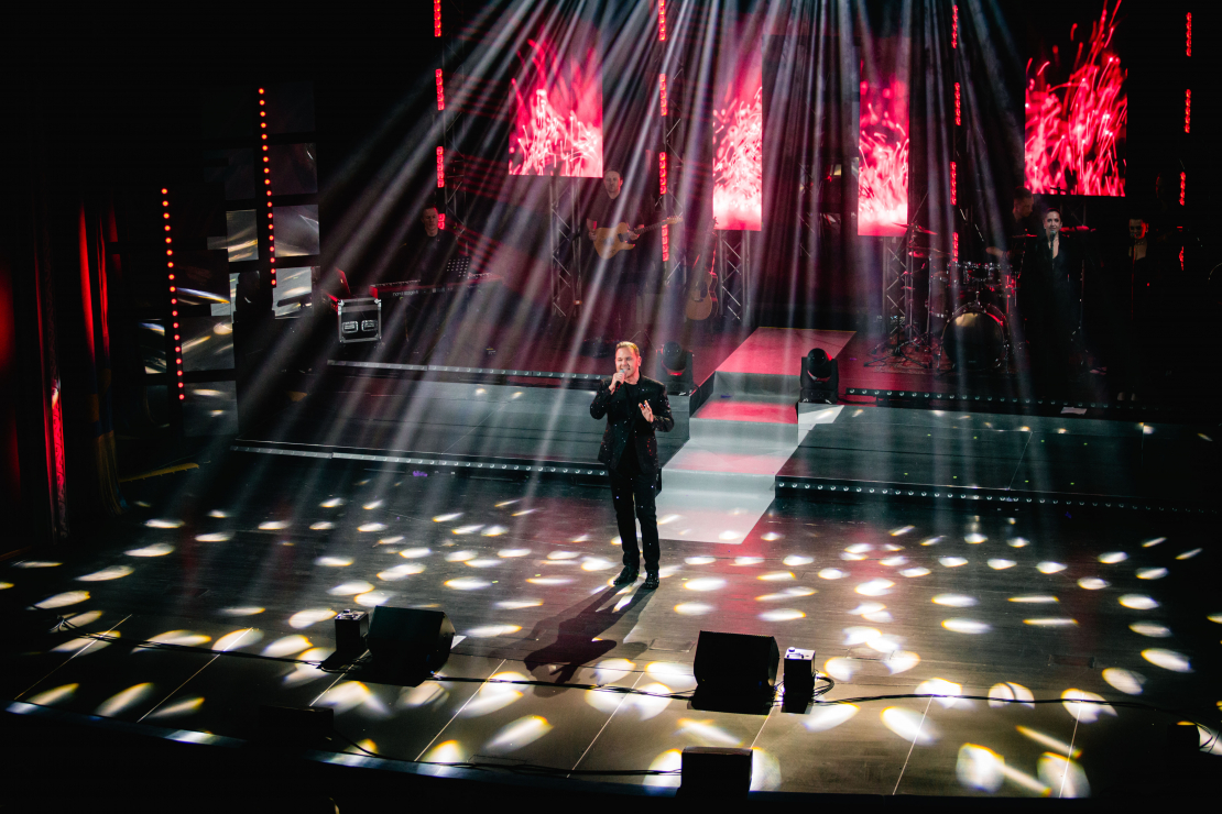 Atklāj koncertturneju "100% Lauris Reiniks".