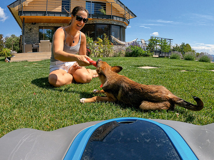Lai vasarā vairāk laika atpūtai — ļauj zālienu kopt robotam.
