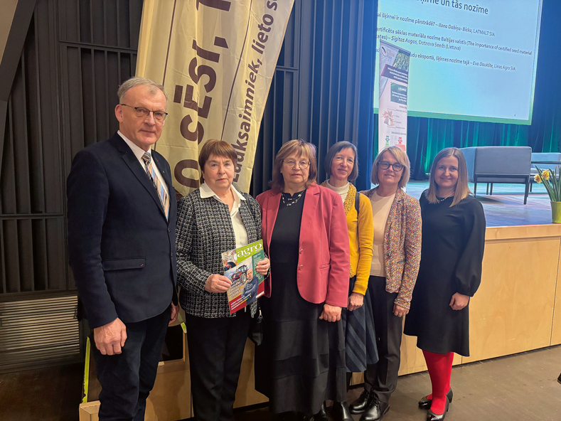 Kongresa starpbrīdī "Agro Tops" pulcēja selekcionārus, kas pērn reģistrēja jaunas augu šķirnes un ZS Kalna Smīdes 1 saimnieku Jāni Sietiņsonu (no kreisās). Viņš par ieguldījumu sēklaudzēšanas nozarē pērn saņēma Latvijas selekcijas nozares pamatlicēja Jāņa Lielmaņa balvu. Tālāk selekcionāres Vija Strazdiņa, Ilze Skrabule, Linda Legzdiņa, Māra Bleidere un Ilze Dimante.