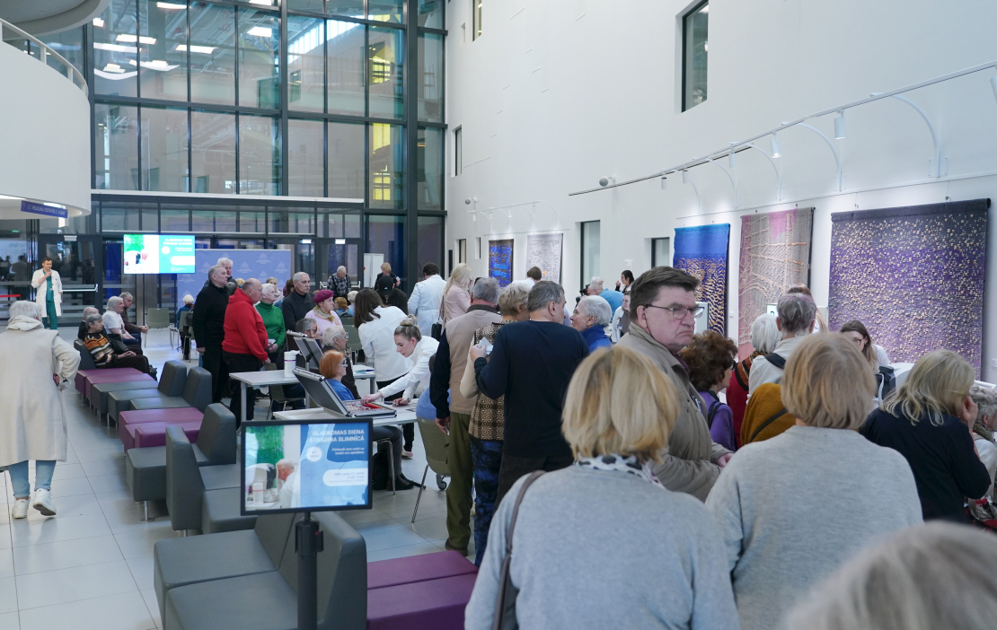 Cilvēki pulcējušies Paula Stradiņa Klīniskās universitātes slimnīcā pasākumam "Glaukomas diena".