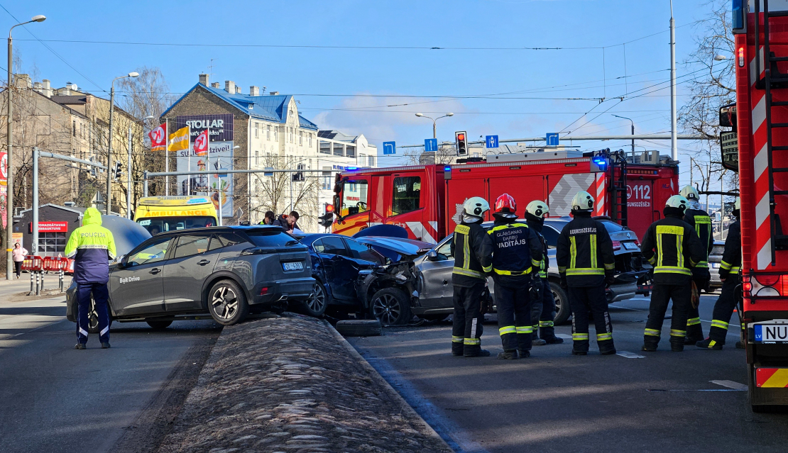 Aleksandra Čaka ielā pie krustojuma ar Pērnavas ielu, notikusi triju vieglo automašīnu sadursme.