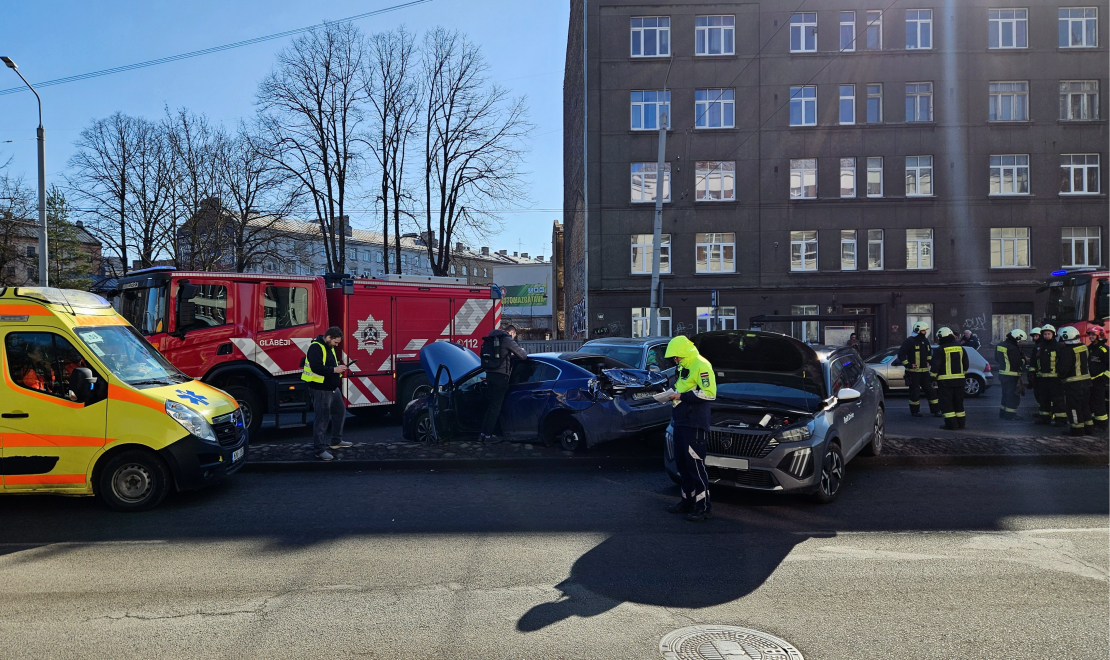 Aleksandra Čaka ielā pie krustojuma ar Pērnavas ielu, notikusi triju vieglo automašīnu sadursme.