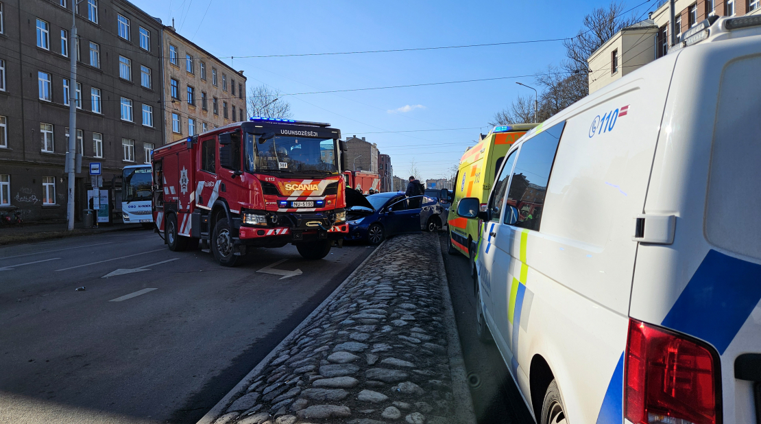 Aleksandra Čaka ielā pie krustojuma ar Pērnavas ielu, notikusi triju vieglo automašīnu sadursme.