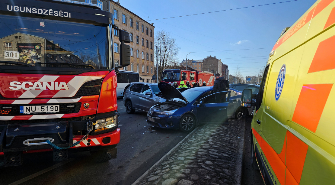 Aleksandra Čaka ielā pie krustojuma ar Pērnavas ielu, notikusi triju vieglo automašīnu sadursme.