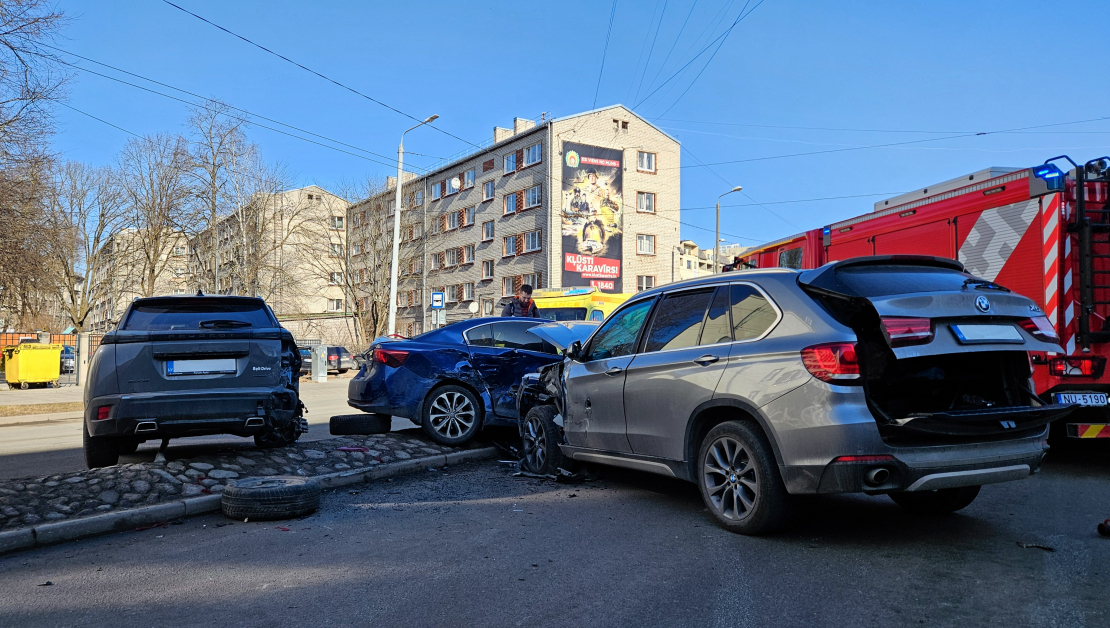 Aleksandra Čaka ielā pie krustojuma ar Pērnavas ielu, notikusi triju vieglo automašīnu sadursme.