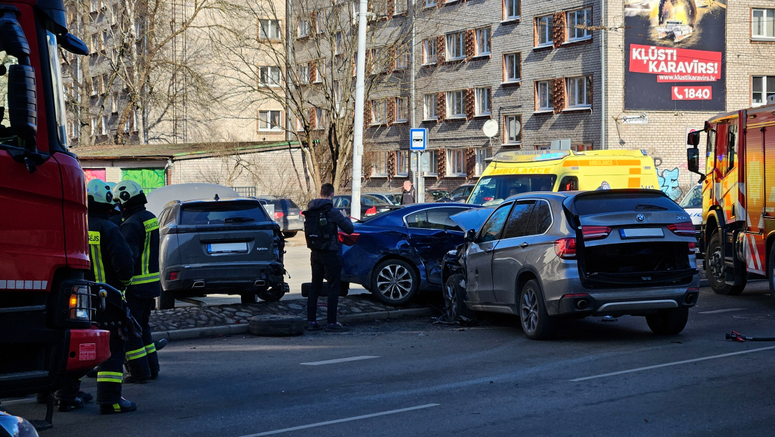 Aleksandra Čaka ielā pie krustojuma ar Pērnavas ielu, notikusi triju vieglo automašīnu sadursme.