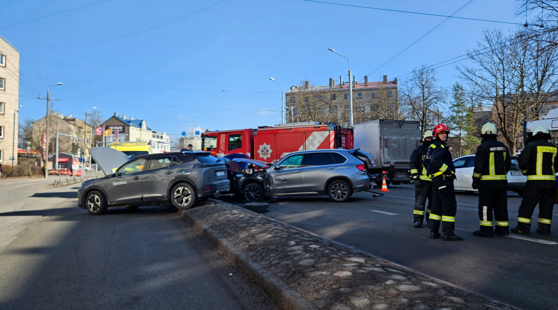 Aleksandra Čaka ielā pie krustojuma ar Pērnavas ielu, notikusi triju vieglo automašīnu sadursme.
