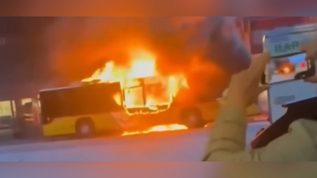 Nodegušais autobuss.