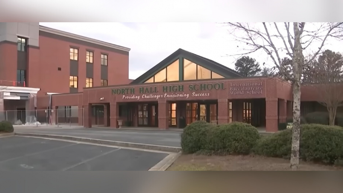 Skola, kurā strādāja Džeisons Hjūzs.