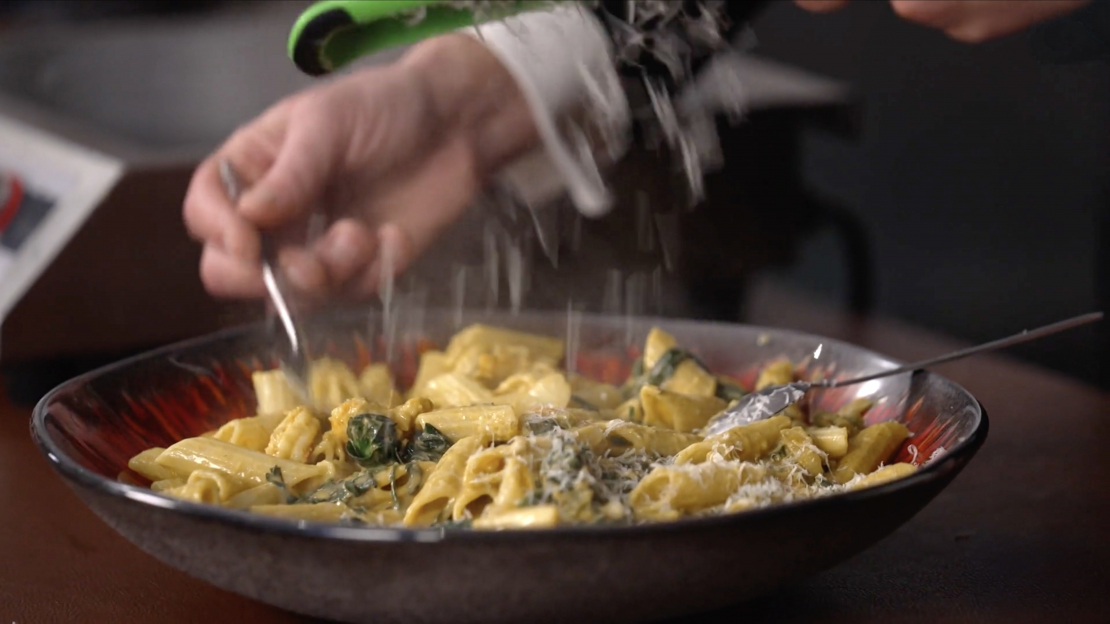 Ātrā zaļā pasta ar jūras veltēm.