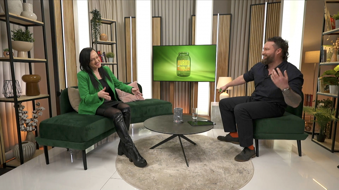 Attiecību treneris Kristaps Ozoliņš konfrontē Agritu Bindri par viņas attiecībām.