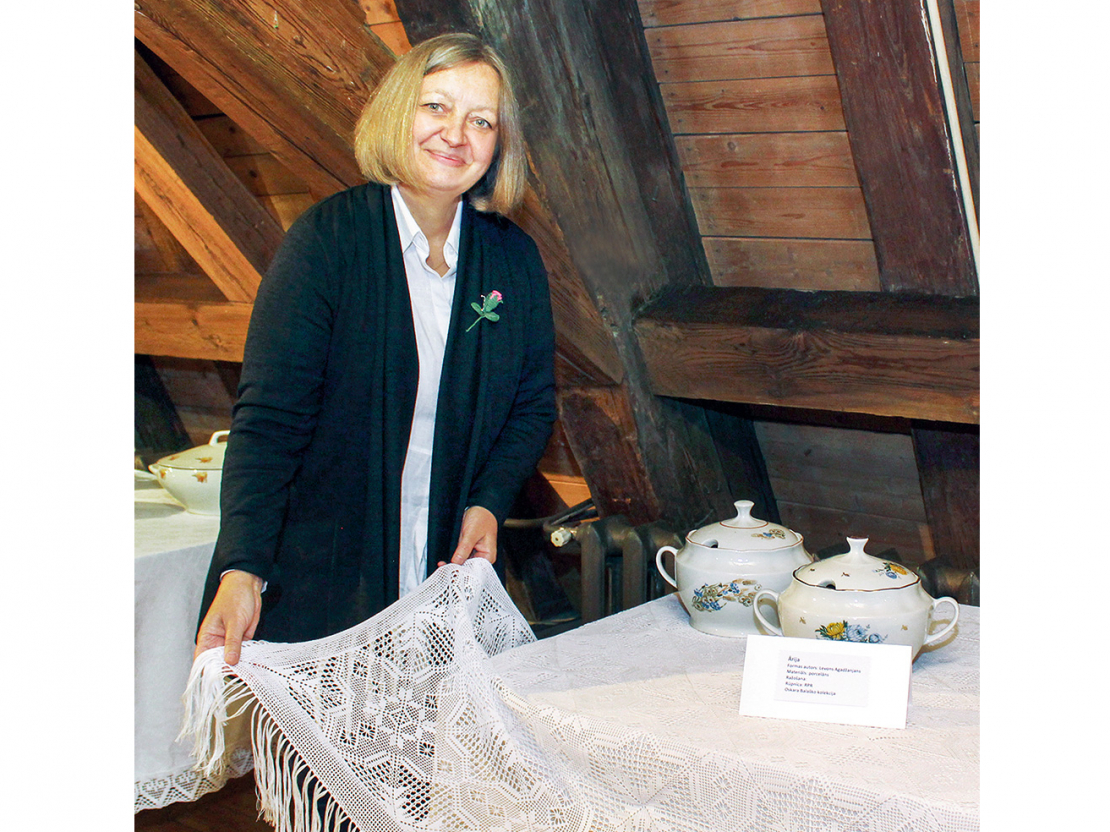 Sarma Rīderere pie sav lielā galdauta Mencendorfa nama izstādes "Terīnes" atklāšanā.