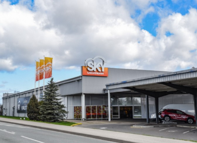"SKY" lielveikals Kārļa Ulmaņa gatvē.