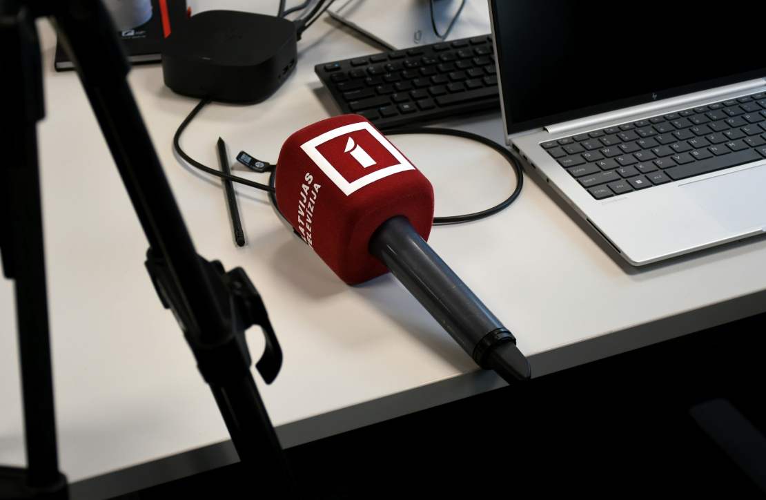 Latvijas Televīzijas mikrofons.