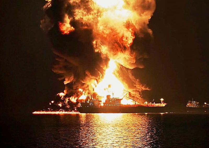 Ar dažus desmitus tūkstošu vērtiem droniem Irāna var gandrīz neierobežoti ilgu laiku turēt slēgtu Hormuza jūras šaurumu, apdraudot simtiem miljonu dolāru vērtus tankkuģus. Divu nedēļu laikā apšaudīti un deguši jau vairāk nekā 20 kuģi.