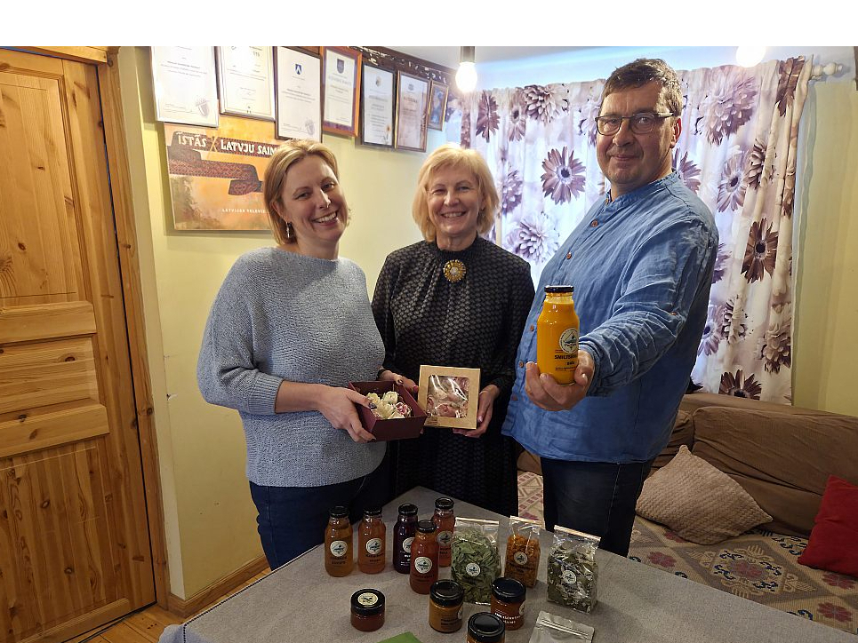 Saimniekojot piemājas saimniecībā "Padegas", Icaku ģimene – Sandra Icaka (vidū) ar vīru Arti un meitu Aelitu – daļu ražas, kas audzēta, izmantojot bioloģiskās audzēšanas metodes, pārvērš veselīgos un gardos produktos – šoziem tapuši krāsaini zefīri dažādu ziedu formā.