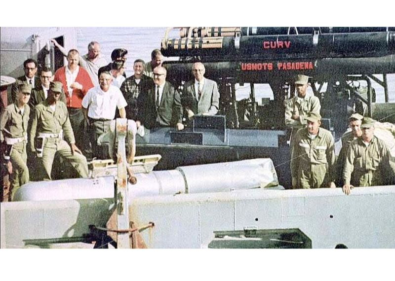 Izceltā ūdeņraža bumba (pelēkā krāsā) uz ASV kuģa klāja.