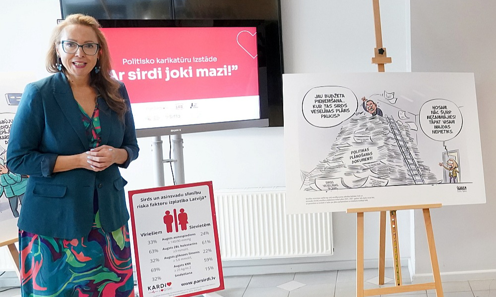 Pacientu organizācija "ParSirdi.lv" jau senāk dažādos veidos centusies pievērst amatpersonu uzmanību tam, lai taptu sirds veselības uzlabošanas plāns. Attēlā – "ParSirdi.lv" vadītāja Inese Mauriņa Gata Šļūkas politisko karikatūru izstādē "Ar sirdi joki mazi" atklāšanas pasākumā Vidzemes slimnīcā 2025. gada 10. oktobrī.