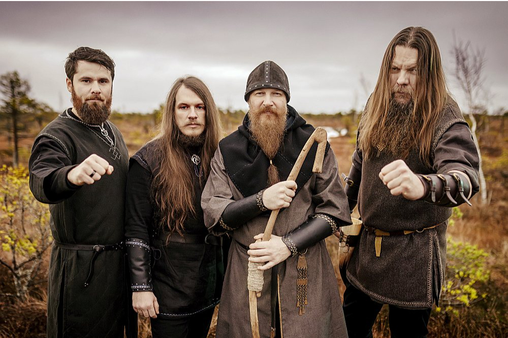 Kāda ir grupas "Skyforger" ilgdzīvošanas formula? "Bieza āda. Neieciklēties uz pārpratumiem vai nesaskaņām," teic Alvis Bernāns. Attēlā: (no kreisās) Alvis Bernāns (ģitāra), Jānis Osis (bungas), Pēteris Kvetkovskis (vokāls, ģitāra), Edgars Grabovskis (bass).