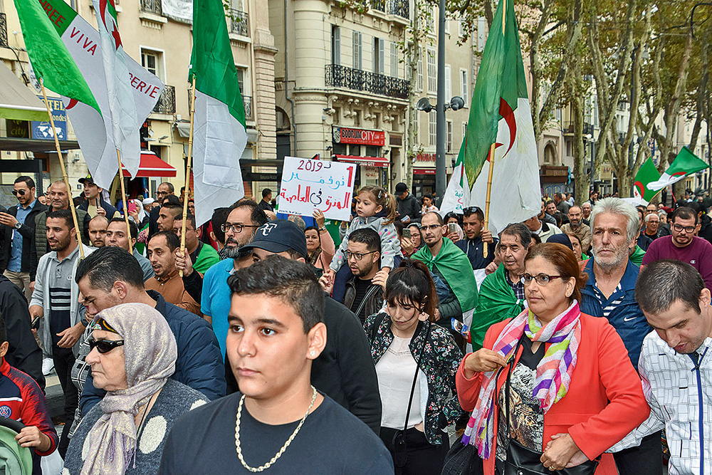 Alžīriešu protesta demonstrācija Marseļā 2019. gadā.