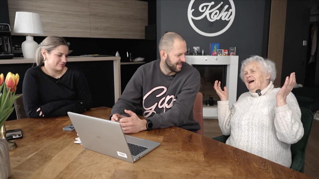 Vecmāmiņa Alvīne ciemojas pie Kohiem.