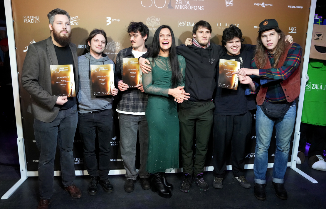 Grupa "Pidari" un "Radio SWH" ētera producente Ieva Zālamane (centrā) piedalās mūzikas ierakstu gada balvas "Zelta mikrofons" nominantu paziņošanas pasākumā.