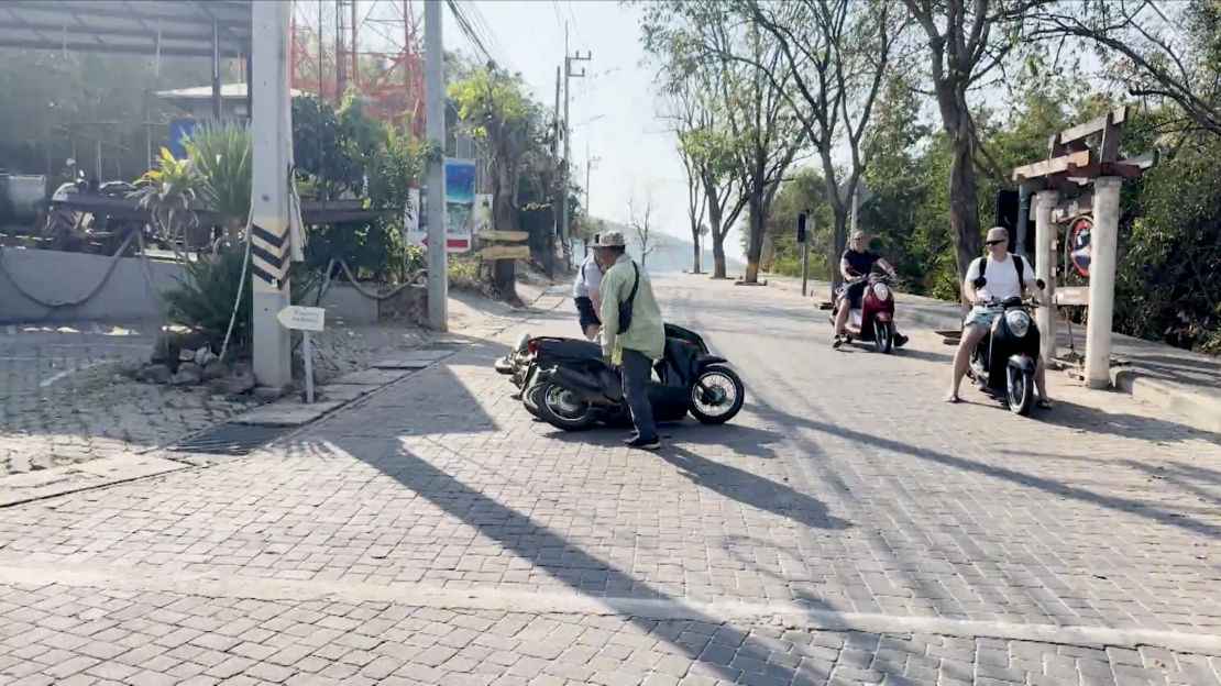 "Četri uz koferiem" filmēšanas grupa Taizemē iekļūst ceļu satiksmes negadījumā.