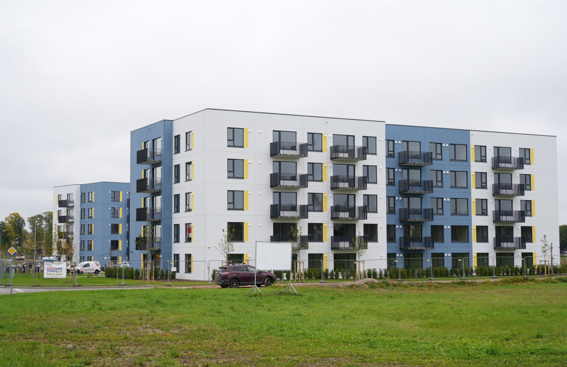 Jaunatklātās ar valsts atbalstu uzbūvētās zemas īres maksas daudzdzīvokļu dzīvojamās mājas Valmierā.