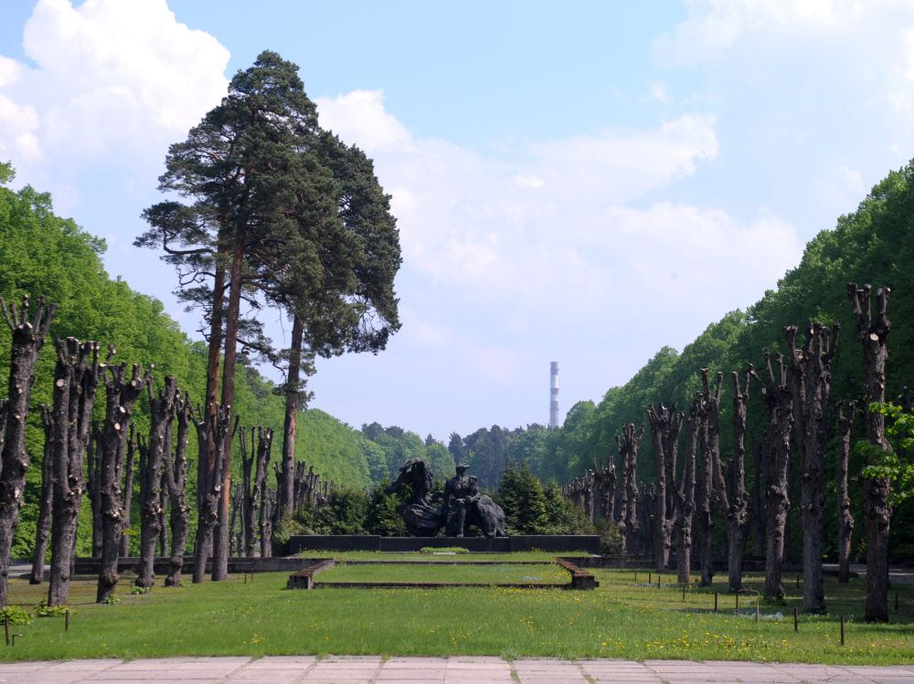 Piemineklis rakstniekam Vilim Lācim Rīgas 1. Meža kapos. 