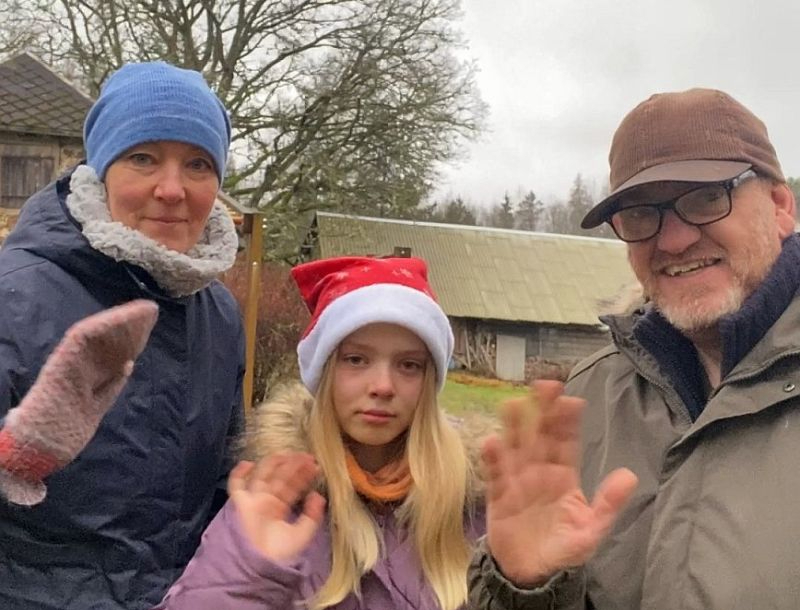 Gita, Nora un Garijs Dikinsoni pārcēlās uz Latviju no Lielbritānijas 2018. gadā.