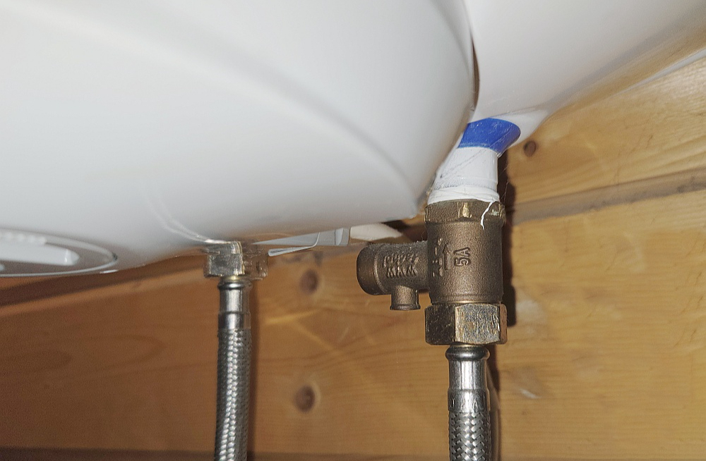 Ūdens sildītāja pievads ir viena no vietām, kur ūdens noplūdes notiek samērā bieži.