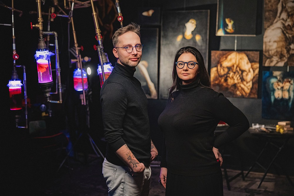 Mākslinieki Deniss Evins un Zoja Golubeva.