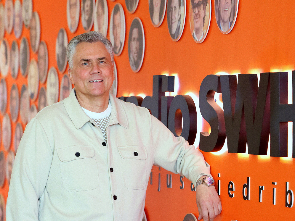 Jānis Šipkēvics
- radioraidījuma “Ar dziesmu par dzīvi” aizrautīgais vadītājs
un “Radio SWH” līdzīpašnieks un valdes priekšsēdētājs.